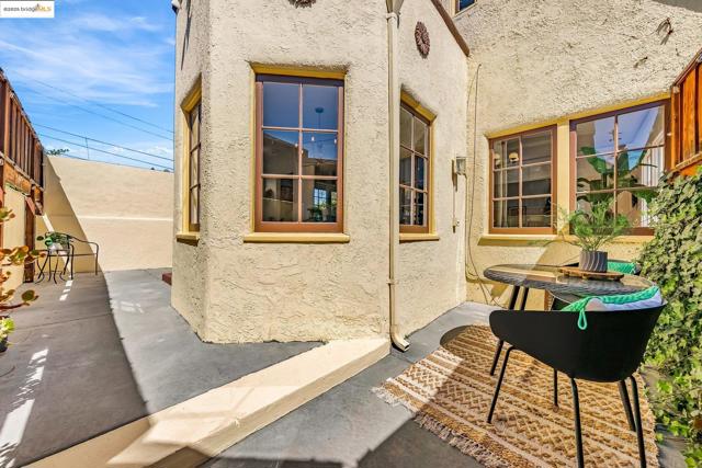 5605 Picardy Dr, Oakland CA: https://media.crmls.org/mediaz/a4dd13fe-b8e1-4eec-973b-3e0e716e459d.jpg