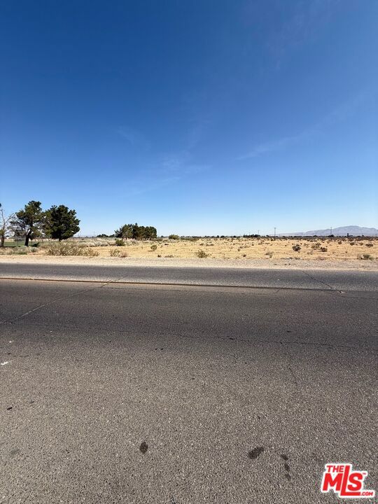 1001 Del Cerro Street, Victorville CA: https://media.crmls.org/mediaz/a4de07a7-2a61-4113-91c6-5c892d25e11f.jpg