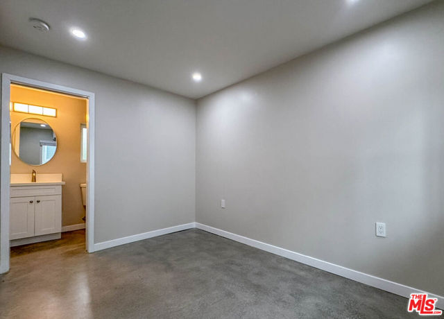 6802 E Huntdale Street, Long Beach CA: https://media.crmls.org/mediaz/a4de6a01-54eb-4a47-b652-9ccc9e3ca774.jpg