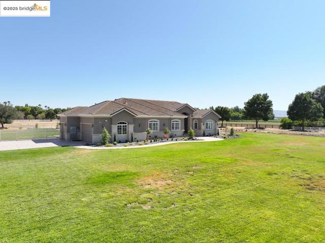 430 Ellisa Ln, Brentwood CA: https://media.crmls.org/mediaz/a4df210d-10c5-473f-86b2-a795d167eae8.jpg
