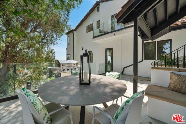 1648 Summitridge, Beverly Hills CA: https://media.crmls.org/mediaz/a4df592e-616b-414c-af0f-83eba6d22004.jpg