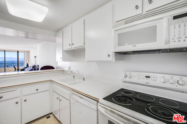 4316 Marina City Drive, Marina del Rey CA: https://media.crmls.org/mediaz/a4dff753-7745-4e69-bd23-83b90dd1530d.jpg