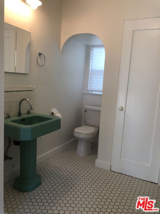 2225 1/2 Lake Shore Avenue, Los Angeles CA: https://media.crmls.org/mediaz/a4e0754c-ddad-47bc-aff4-2f3ad70fd146.jpg