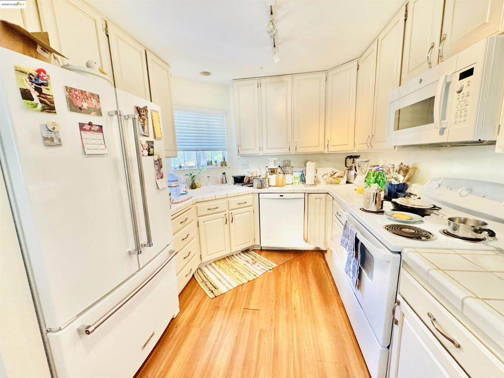 https://media.crmls.org/mediaz/a4e0fb43-d0a2-40bf-9c7c-b3f595541af6.jpg?preset=X-Large
