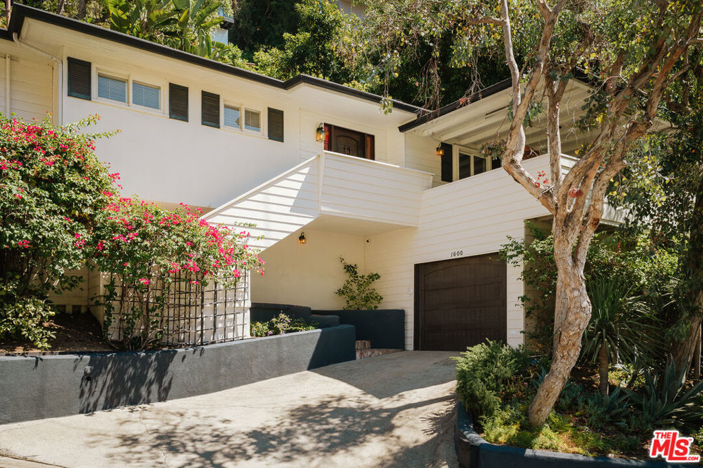 1600 Queens Road — Bungalow
