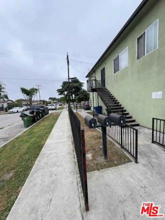 9004 S San Pedro Street, Los Angeles CA: https://media.crmls.org/mediaz/a4e221fc-b707-4f6a-8c0d-e16757dd2f7e.jpg
