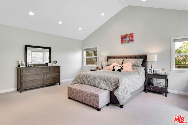 3733 Willowcrest Avenue, Studio City CA: https://media.crmls.org/mediaz/a4e2c503-c451-4eb4-8c4c-585f0cec2497.jpg