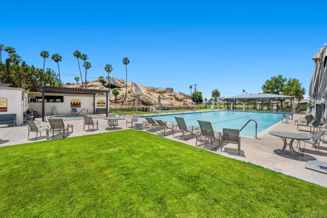 5001 W Florida Avenue, Hemet CA: https://media.crmls.org/mediaz/a4e31a5e-1086-40c7-8c05-7d4243394e05.jpg