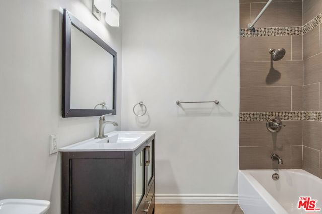 7731 Oak Park Avenue, Lake Balboa CA: https://media.crmls.org/mediaz/a4e3466b-0095-4c55-a84b-c482568abf68.jpg