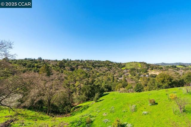 625 Sky Hy Cir, Lafayette CA: https://media.crmls.org/mediaz/a4e39510-5f24-4a51-9360-ad6e9cfee73d.jpg