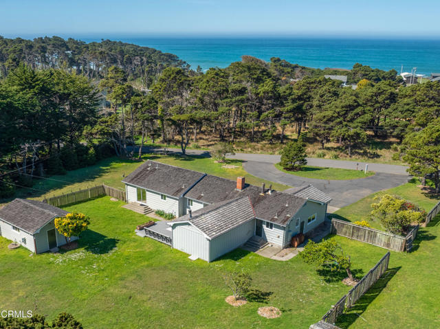 18601 Cypress Road, Fort Bragg CA: https://media.crmls.org/mediaz/a4e3ef7f-4537-4600-8284-c215c7632bb9.jpg