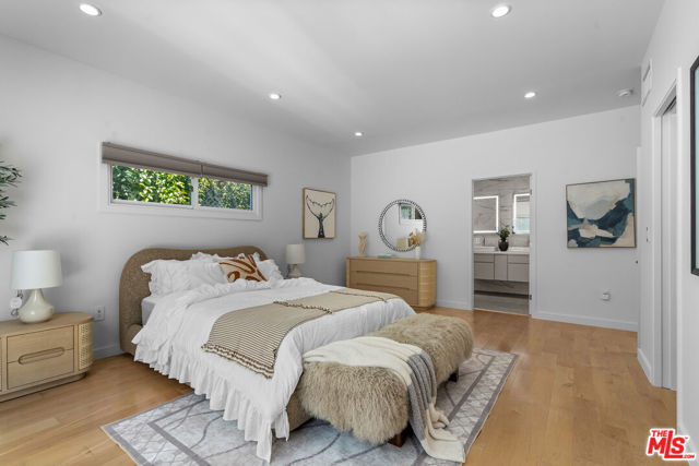 321 S Linden Drive, Beverly Hills CA: https://media.crmls.org/mediaz/a4e40d45-28b0-4d34-a22e-9633f95e31e5.jpg