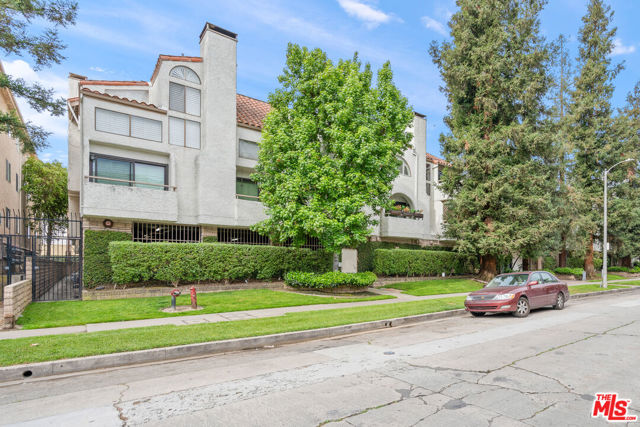 10926 Bluffside Drive, Studio City CA: https://media.crmls.org/mediaz/a4e41048-209e-4026-8654-c3ec118a7477.jpg