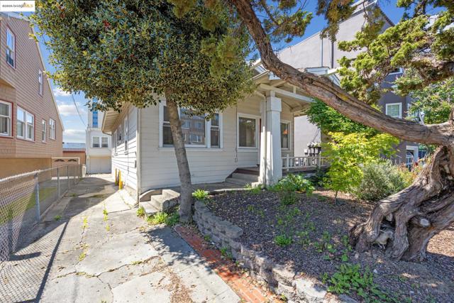 271 38Th St, Oakland CA: https://media.crmls.org/mediaz/a4e5c67d-6a92-4ff0-afc7-c397d72621df.jpg