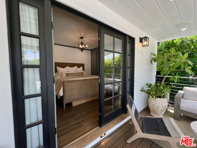 18033 Rosita Street, Encino CA: https://media.crmls.org/mediaz/a4e6097d-c0c0-495e-b928-3de17129663d.jpg