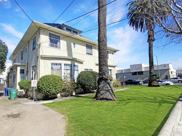 1301 Walnut St, Alameda CA: https://media.crmls.org/mediaz/a4e84f19-440b-4d9d-8e0d-fb5c55da5b20.jpg