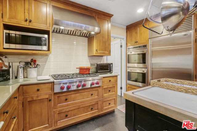 9420 Eden Drive, Beverly Hills CA: https://media.crmls.org/mediaz/a4e8909f-63e4-41f7-b303-af556498b92f.jpg