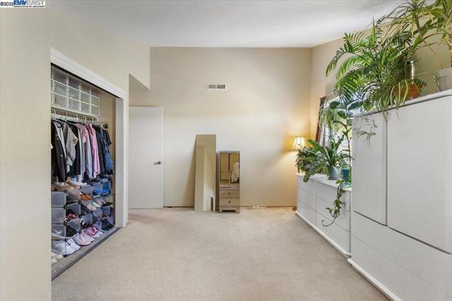 6444 Boone Dr, Castro Valley CA: https://media.crmls.org/mediaz/a4e93c70-73b0-471e-a177-eb02800718c4.jpg