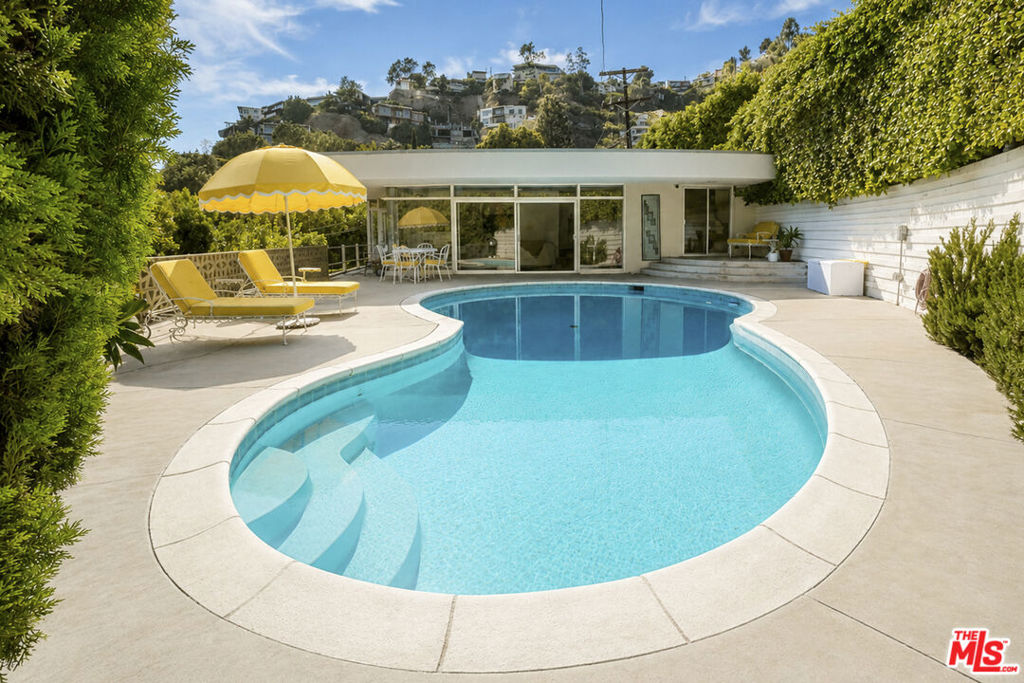 8292 Hollywood Boulevard