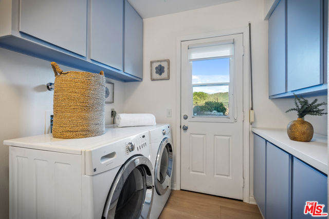 23255 W Paloma Blanca Drive, Malibu CA: https://media.crmls.org/mediaz/a4ea6d5c-331b-4d17-936d-663de02c1e9e.jpg