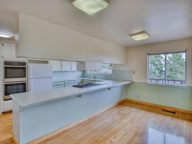 15 Pinehill Way, Monterey CA: https://media.crmls.org/mediaz/a4eb8f28-cc46-4c7d-957a-bc5debac579a.jpg