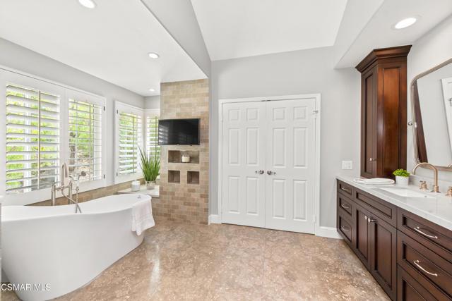 2445 Ranchgrove Drive, Westlake Village CA: https://media.crmls.org/mediaz/a4ebf72d-50da-4bc1-9b0b-ce497a08d2c5.jpg