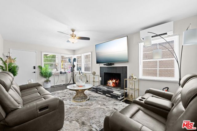 946 Hilldale Avenue, West Hollywood CA: https://media.crmls.org/mediaz/a4ede5c5-752b-4824-b41b-bc631483e363.jpg