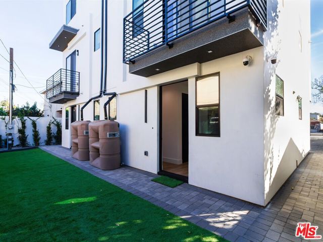 2817 1/2 S Redondo Boulevard, Los Angeles CA: https://media.crmls.org/mediaz/a4ef5566-70d2-4a2a-82dc-55da906c2fa9.jpg
