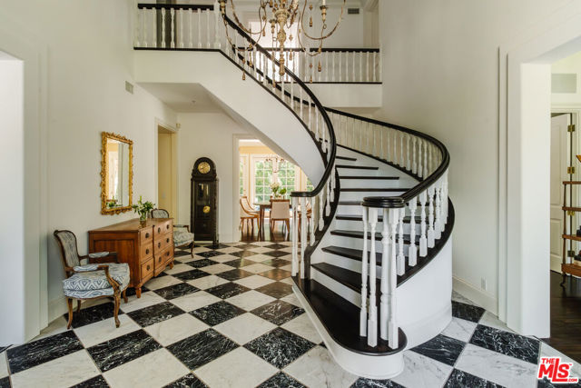5425 Encino Avenue, Encino CA: https://media.crmls.org/mediaz/a4ef800f-c1ba-421b-ae4d-b453d85b8d0d.jpg