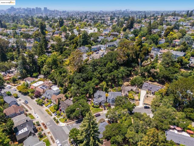 2 Humphrey Place, Oakland CA: https://media.crmls.org/mediaz/a4f0ff9c-565b-4502-8e5a-84872ce76ba8.jpg
