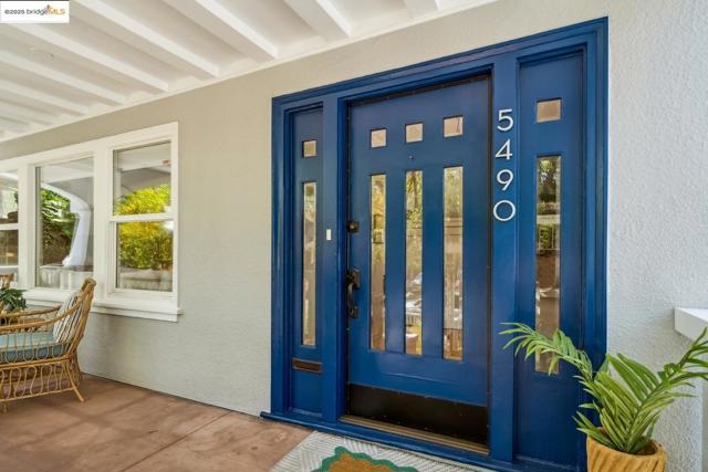 5490 Kales AVE, Oakland CA: https://media.crmls.org/mediaz/a4f10c5a-6648-4118-be2d-f25fe262da4c.jpg