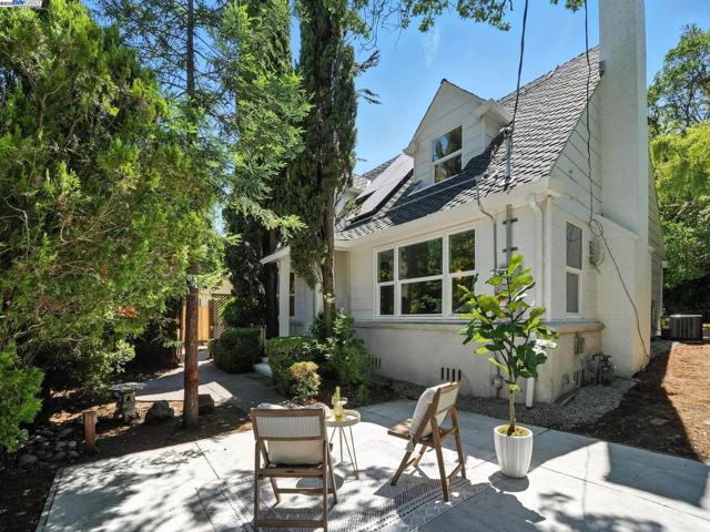160 Moraga Way, Orinda CA: https://media.crmls.org/mediaz/a4f205cd-899a-47e0-91dd-099d977eb3fe.jpg