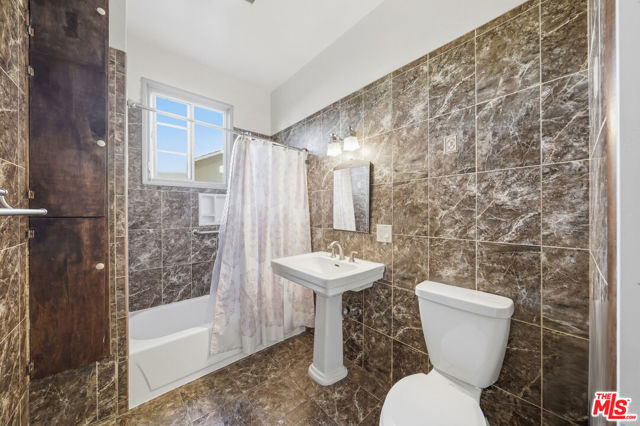 1147 S Westlake Avenue, Los Angeles CA: https://media.crmls.org/mediaz/a4f2e90b-b38e-440a-a63f-2129d65852f8.jpg