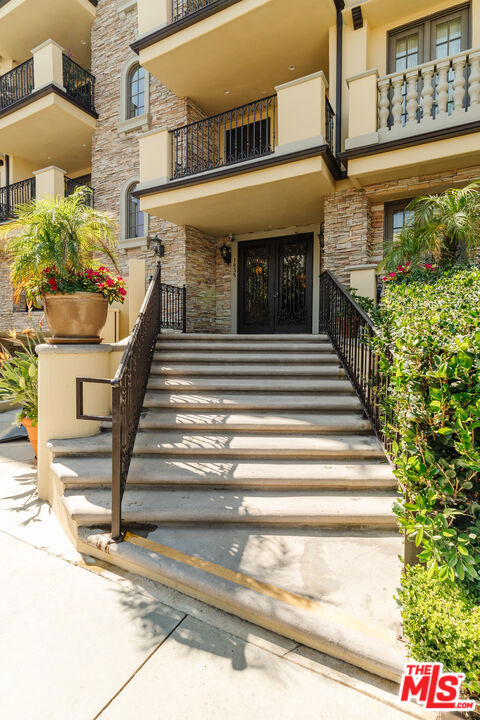 1835 Pandora Avenue, Los Angeles CA: https://media.crmls.org/mediaz/a4f37d69-8045-4f49-b9ad-ffe9b4069cfc.jpg