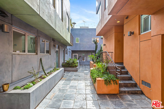 900 N West Knoll Drive, West Hollywood CA: https://media.crmls.org/mediaz/a4f5313c-0d49-4cce-a845-d251b5fd4215.jpg