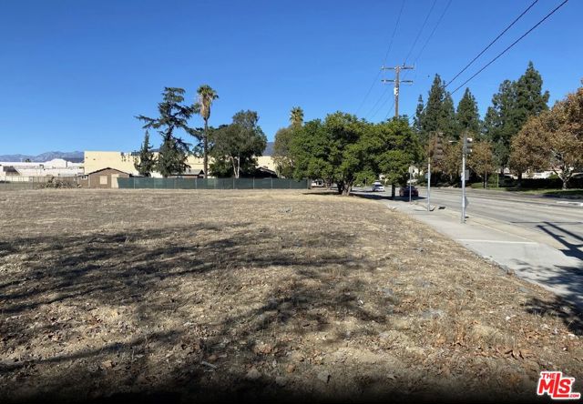 2445 N Towne Avenue, Pomona CA: https://media.crmls.org/mediaz/a4f57a51-6224-4f14-a6d7-fbe0865a8501.jpg