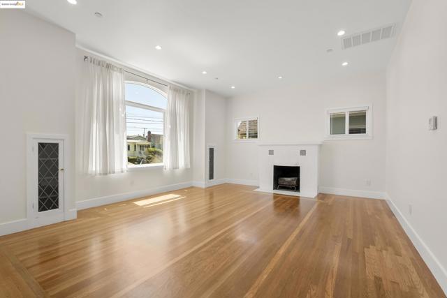 1437 Portland Ave, Albany CA: https://media.crmls.org/mediaz/a4f5c5a8-c704-4ae7-9b3b-9672fc7c40a1.jpg
