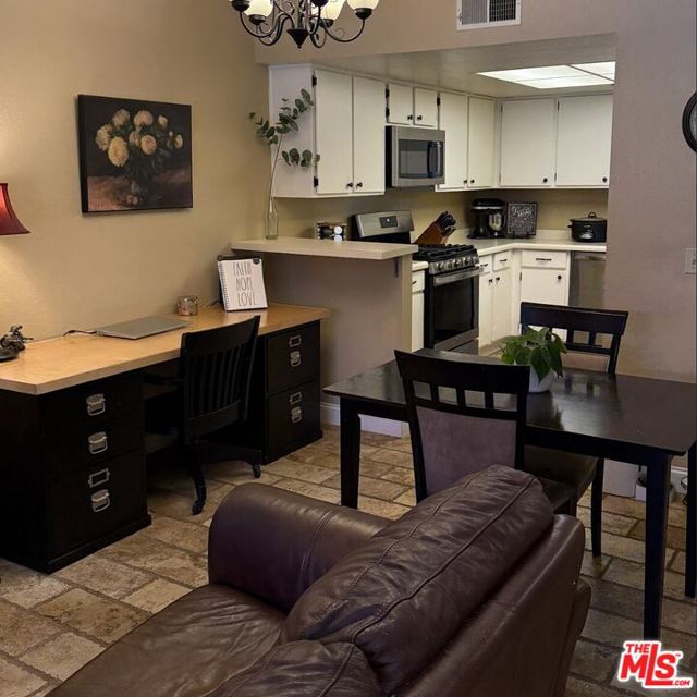 2220 Exposition Drive, San Luis Obispo CA: https://media.crmls.org/mediaz/a4f5d853-4b0b-48ca-990a-467801a9c579.jpg