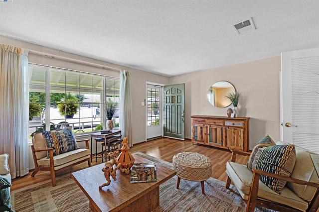 4601 Hampshire Way, Fremont CA: https://media.crmls.org/mediaz/a4f61767-fe5d-4474-b817-7bb5ba607b5b.jpg