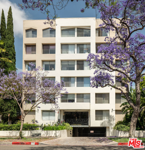412 N Palm Drive, Beverly Hills CA: https://media.crmls.org/mediaz/a4f61bb8-b286-4d72-8b59-015f6cdc88f1.jpg