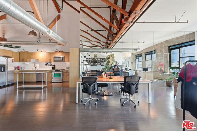 530 S Hewitt Street, Los Angeles CA: https://media.crmls.org/mediaz/a4f68a3c-2bf8-4d39-91e3-397b1519fdae.jpg