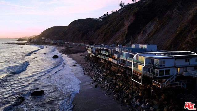 20438 Pacific Coast Highway, Malibu CA: https://media.crmls.org/mediaz/a4f6c7a2-36ad-47dd-81db-e984a03e8094.jpg