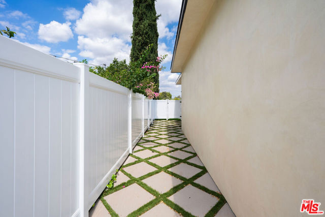 17510 Miranda Street, Encino CA: https://media.crmls.org/mediaz/a4f71544-dbad-4fd9-8cfb-716ac4a9344c.jpg