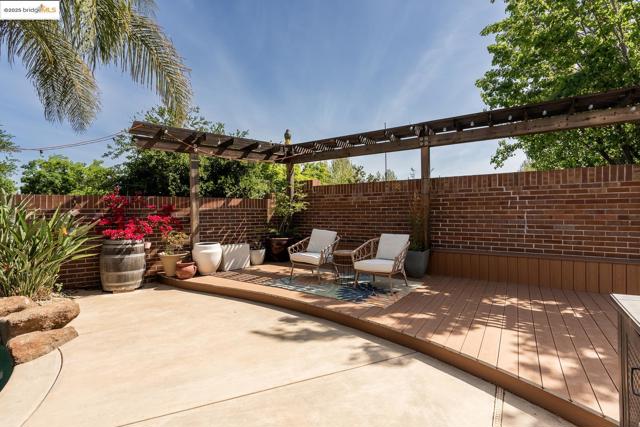 719 Monte Verde Ln, Brentwood CA: https://media.crmls.org/mediaz/a4f75872-19f4-4b98-bedb-742c9856d48b.jpg