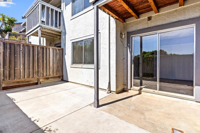 446 Bayview Cir, San Francisco CA: https://media.crmls.org/mediaz/a4f75c86-a9f0-491b-99fc-ef47eb480a58.jpg