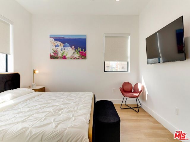 2815 1/2 S Redondo Boulevard, Los Angeles CA: https://media.crmls.org/mediaz/a4f7fdb2-d886-4c75-8de1-85696b49279c.jpg