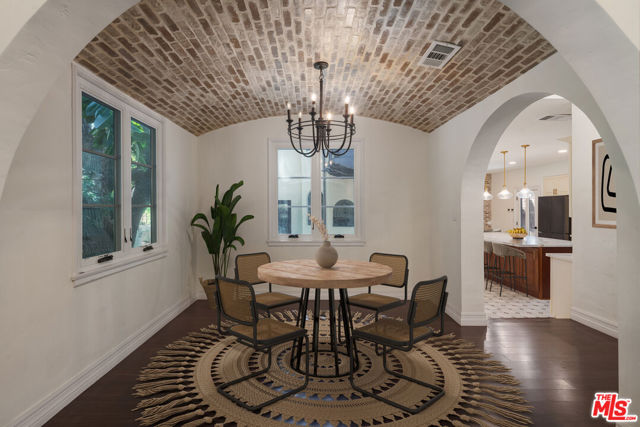 333 Virginia Avenue, Pasadena CA: https://media.crmls.org/mediaz/a4f8ef51-cd95-4860-8503-4cdab1877f50.jpg