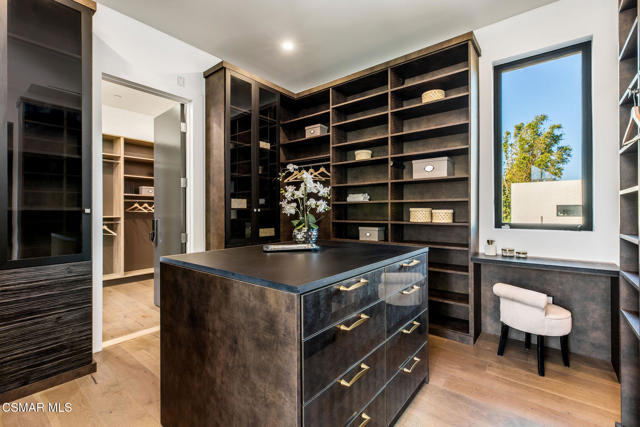 829 Flower Avenue, Venice CA: https://media.crmls.org/mediaz/a4fafefa-c3d7-4290-b6f5-3a9ce60d383c.jpg