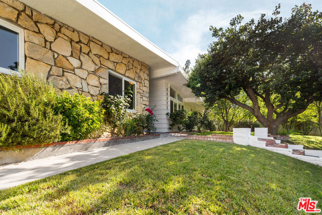 23020 Lita Place, Woodland Hills CA: https://media.crmls.org/mediaz/a4fbfa28-0a52-4bd5-b8bf-4e9e0bd38546.jpg