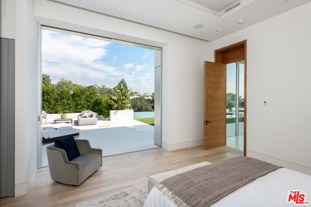 642 Perugia Way, Los Angeles CA: https://media.crmls.org/mediaz/a4fc9f83-bc53-4e63-951b-f66425240b7c.jpg